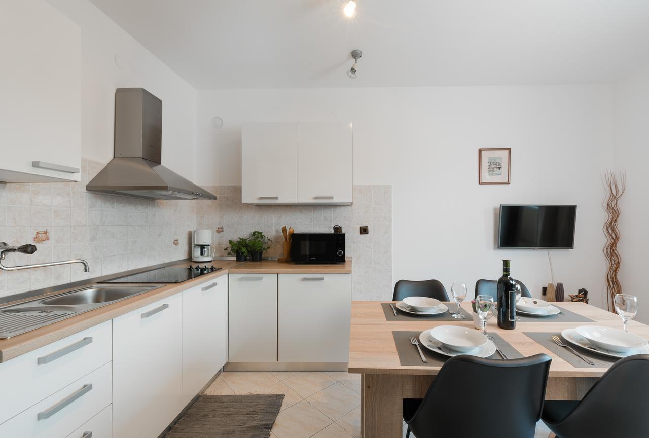 Apartments Karlo & Ivona لابين المظهر الخارجي الصورة